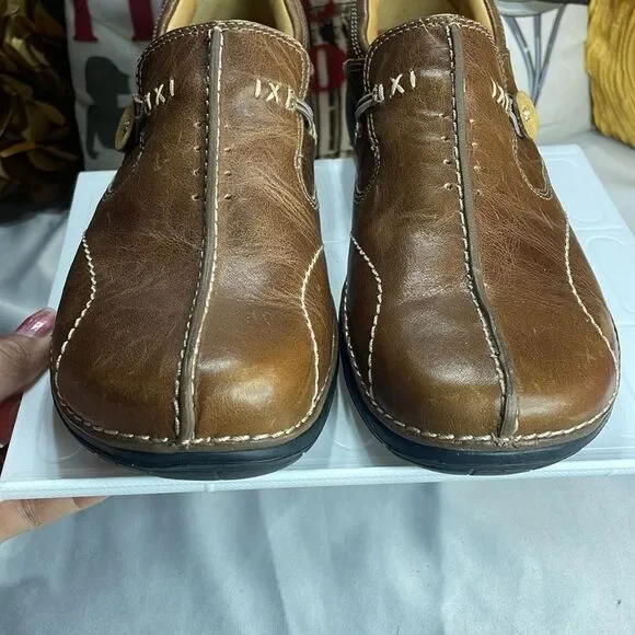 (B) Clarks Brown Leather Textured Slip On Shoes Women's Size 9 - Picture 6 of 13